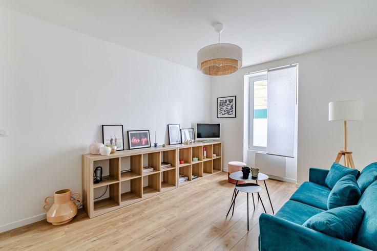 Elegante sala de estar con mobiliario moderno en un apartamento en Building Rue des Orteaux - we-host - 1511571 en 20th arrondissement of Paris, Paris Elegante sala de estar con mobiliario moderno en un apartamento en Building Rue des Orteaux - we-host - 1511571 en 20th arrondissement of Paris, Paris