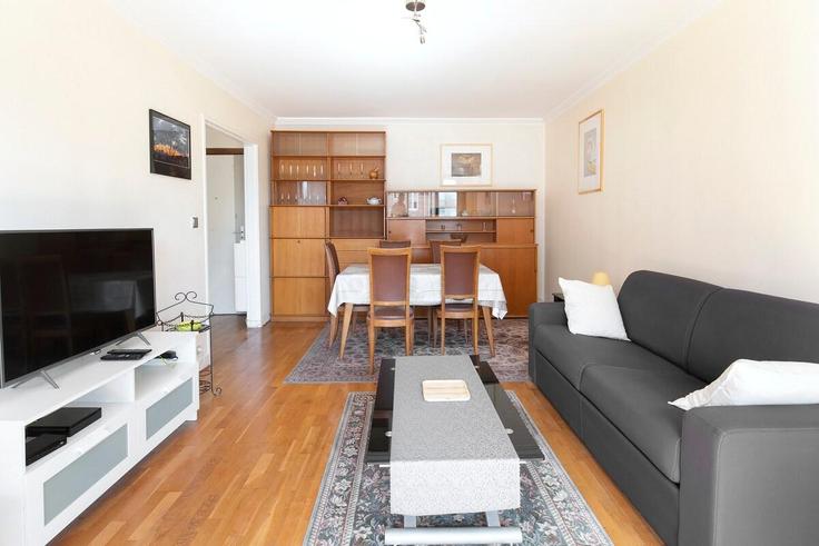Elegante sala de estar con mobiliario moderno en un apartamento en Building Rue de Ménilmontant - we-host - 1496271 en 20th arrondissement of Paris, Paris Elegante sala de estar con mobiliario moderno en un apartamento en Building Rue de Ménilmontant - we-host - 1496271 en 20th arrondissement of Paris, Paris