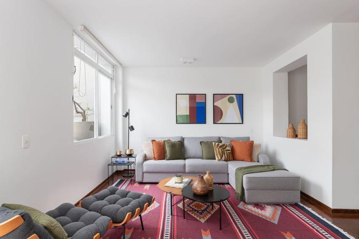 Sala de estar elegantemente projetada com móveis modernos em um apartamento no Building Rua Marieta - wecare-hosting - 1559145 em Jardim Paulistano, São Paulo