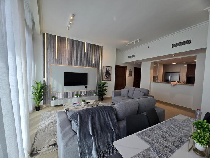 Salle de séjour élégante avec mobilier moderne dans un appartement à Building Burj Vista - Sheikh Mohammed bin Rashid Boulevard - wecation-holiday-homes - 1497037 à Downtown Dubai, Dubai
