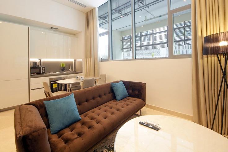 Dubai Business BayのBuilding Al Asayel Street - wecation-holiday-homes - 1497046のアパートメントにある、モダンな家具を備えたエレガントなデザインのリビングルーム
