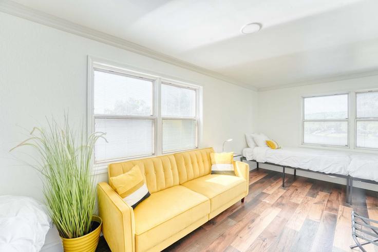 Sala de estar elegantemente projetada com móveis modernos em um apartamento no Building Pease Drive - weekender-management - 1241348 - USA em Bella Vista, Bella Vista