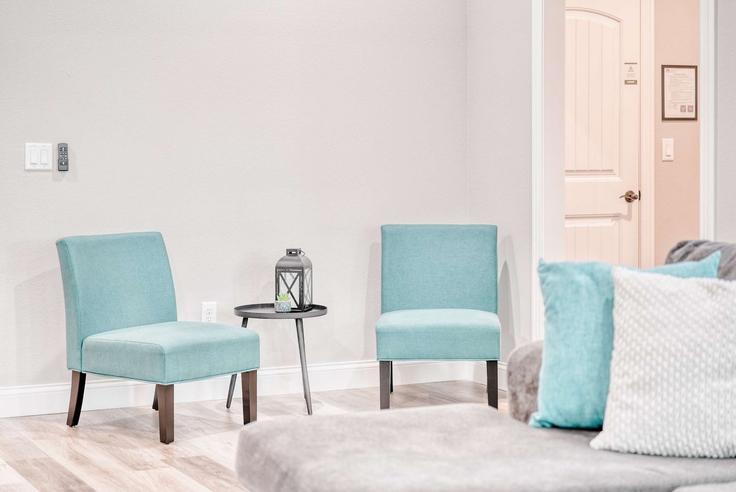 Elegante sala de estar con mobiliario moderno en un apartamento en Building Mawnan Lane - weekender-management - 1297040 - USA en Bella Vista, Bella Vista