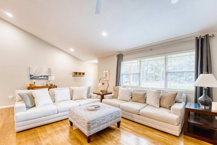 Elegante sala de estar con mobiliario moderno en un apartamento en Building North Cerney Lane - weekender-management - 1297034 - USA en Bella Vista, Bella Vista