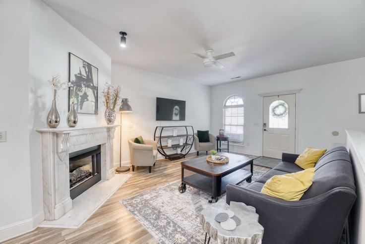 Bentonville BentonvilleのBuilding Northwest Bell Royal Court - weekender-management - 1314699のアパートメントにある、モダンな家具を備えたエレガントなデザインのリビングルーム