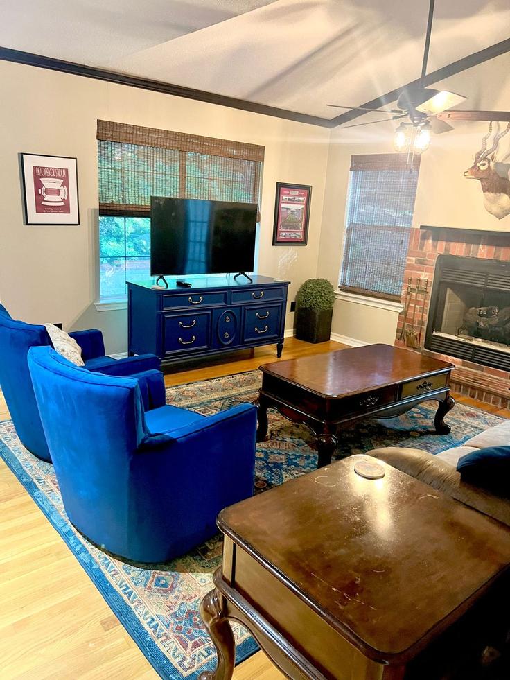 Sala de estar elegantemente projetada com móveis modernos em um apartamento no Building Valley View Drive - weekender-management - 1363334 em Fayetteville, Fayetteville Sala de estar elegantemente projetada com móveis modernos em um apartamento no Building Valley View Drive - weekender-management - 1363334 em Fayetteville, Fayetteville