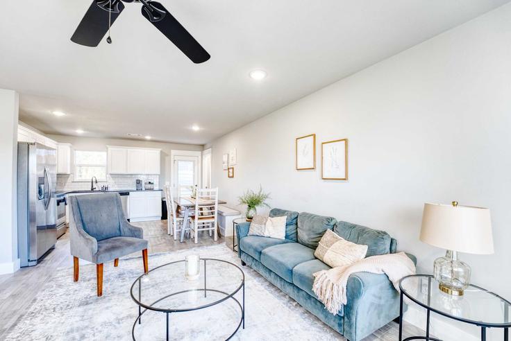 Bentonville, Bentonville에 위치한 Building Northwest L Street - weekender-management - 1363336 아파트의 세련된 인테리어가 돋보이는 거실