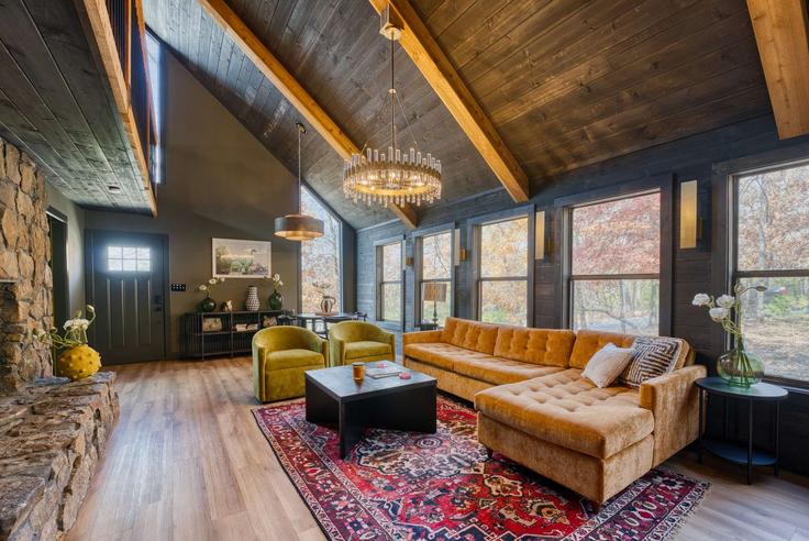 Salle de séjour élégante avec mobilier moderne dans un appartement à Building North Walnut Avenue - weekender-management - 1363339 à Fayetteville, Fayetteville