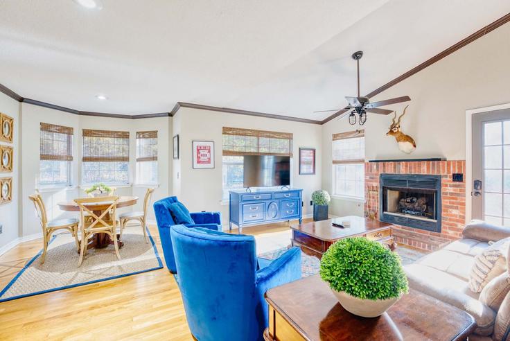 Fayetteville FayettevilleのBuilding Valley View Drive - weekender-management - 1363334のアパートメントにある、モダンな家具を備えたエレガントなデザインのリビングルーム