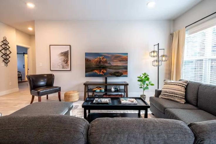 Bella Vista, Bella Vista에 위치한 Building Wyncombe Lane - weekender-management - 1631813 유닛의 세련된 인테리어가 돋보이는 거실 Bella Vista, Bella Vista에 위치한 Building Wyncombe Lane - weekender-management - 1631813 유닛의 세련된 인테리어가 돋보이는 거실