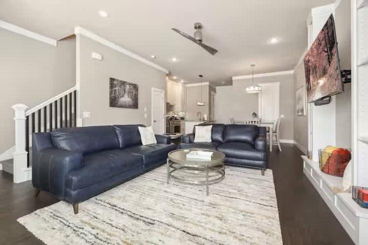 Elegant gestaltetes Wohnzimmer mit moderner Einrichtung in einer Wohnung im Building Southwest C Street - weekender-management - 1631840 in Bentonville, Bentonville