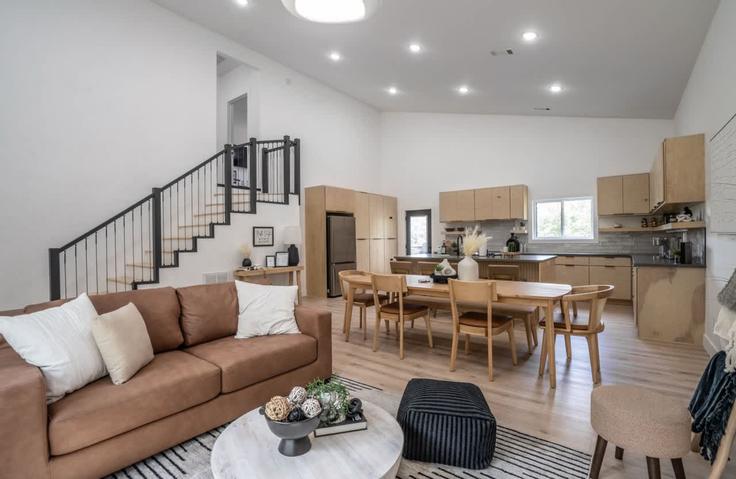 Bella Vista, Bella Vista에 위치한 Building Fleetwood Circle - weekender-management - 1631842 유닛의 세련된 인테리어가 돋보이는 거실 Bella Vista, Bella Vista에 위치한 Building Fleetwood Circle - weekender-management - 1631842 유닛의 세련된 인테리어가 돋보이는 거실