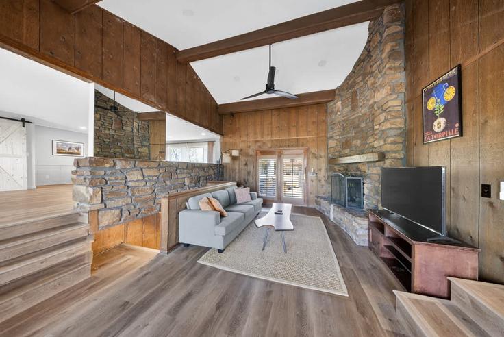Elegant gestaltetes Wohnzimmer mit moderner Einrichtung in einer Wohnung im Building Northwest L Street - weekender-management - 1631833 in Bentonville, Bentonville