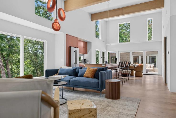 Bella Vista, Bella Vista에 위치한 Building Ridgewell Lane - weekender-management - 1631838 유닛의 세련된 인테리어가 돋보이는 거실 Bella Vista, Bella Vista에 위치한 Building Ridgewell Lane - weekender-management - 1631838 유닛의 세련된 인테리어가 돋보이는 거실