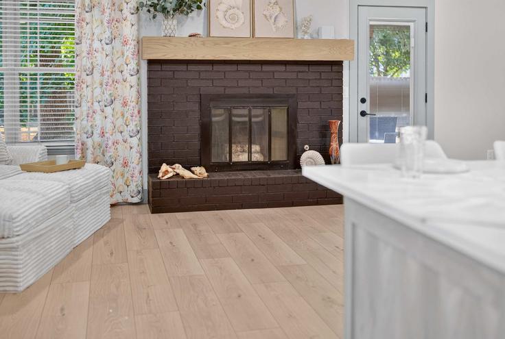 Sala de estar elegantemente projetada com móveis modernos em um apartamento no Building South 26th Place - weekender-management - 1631837 em Rogers, Rogers Sala de estar elegantemente projetada com móveis modernos em um apartamento no Building South 26th Place - weekender-management - 1631837 em Rogers, Rogers