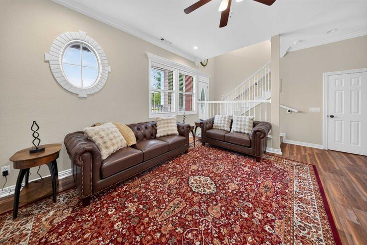 Fayetteville, Fayetteville에 위치한 Building County Road 876 - weekender-management - 1631816 유닛의 세련된 인테리어가 돋보이는 거실 Fayetteville, Fayetteville에 위치한 Building County Road 876 - weekender-management - 1631816 유닛의 세련된 인테리어가 돋보이는 거실