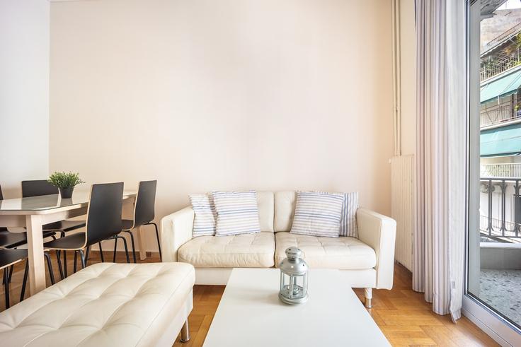 Central Athens, Athens에 위치한 Building Falirou - wehost-athens-ike - 1648223 유닛의 세련된 인테리어가 돋보이는 거실 Central Athens, Athens에 위치한 Building Falirou - wehost-athens-ike - 1648223 유닛의 세련된 인테리어가 돋보이는 거실