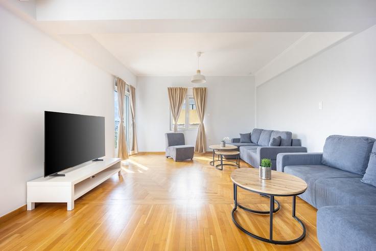 Sala de estar elegantemente projetada com móveis modernos em um apartamento no Building Leoforos Andrea Siggrou - wehost-athens-ike - 1648213 em Central Athens, Athens Sala de estar elegantemente projetada com móveis modernos em um apartamento no Building Leoforos Andrea Siggrou - wehost-athens-ike - 1648213 em Central Athens, Athens
