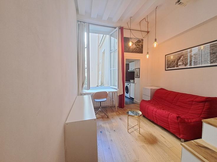 Sala de estar elegantemente projetada com móveis modernos em um apartamento no Building Rue Saint-Sauveur - wehost - 1353163 em 2nd arrondissement, Paris