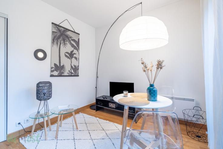 15th arrondissement, Paris 소재 Building Rue de la Fédération - wehost - 1370198 유닛에 마련된, 현대적인 가구로 꾸며진 우아한 디자인의 거실