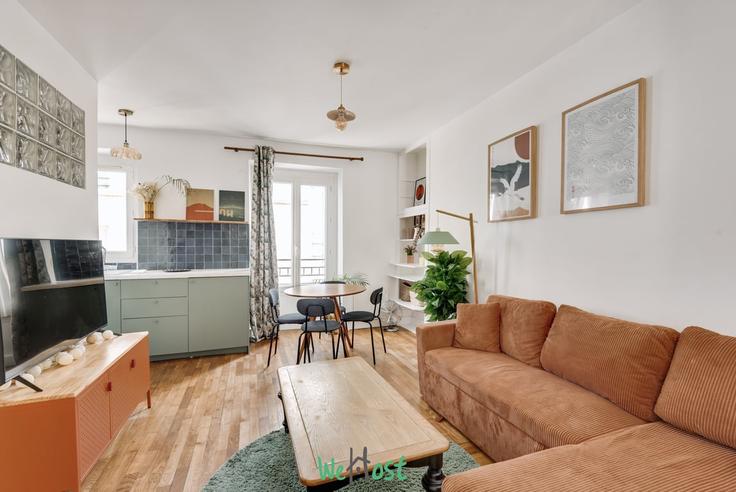 18th arrondissement, Paris에 위치한 Building Rue Ganneron - wehost - 1375890 유닛의 세련된 인테리어가 돋보이는 거실 18th arrondissement, Paris에 위치한 Building Rue Ganneron - wehost - 1375890 유닛의 세련된 인테리어가 돋보이는 거실