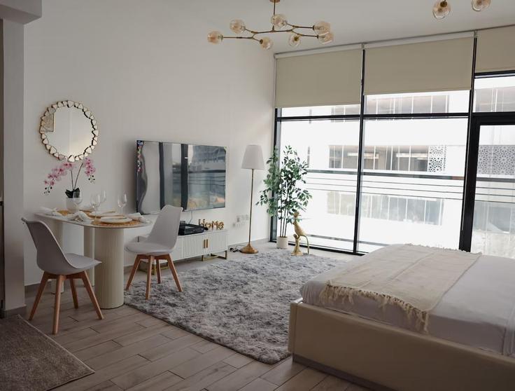 Dubai Al Barsha South FourthのBuilding Street 7 - welcome-home - 1506300のアパートメントにある、モダンな家具を備えたエレガントなデザインのリビングルーム