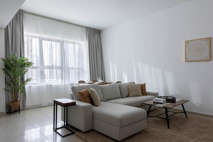 Salle de séjour élégante avec mobilier moderne dans un appartement à Building Tariaq Bedon Esm - welcome-home - 1506318 à Al Thanyah Fifth, Dubai