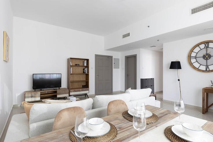 Sala de estar elegantemente projetada com móveis modernos em um apartamento no Building Tariaq Bedon Esm - welcome-home - 1506318 em Al Thanyah Fifth, Dubai Sala de estar elegantemente projetada com móveis modernos em um apartamento no Building Tariaq Bedon Esm - welcome-home - 1506318 em Al Thanyah Fifth, Dubai