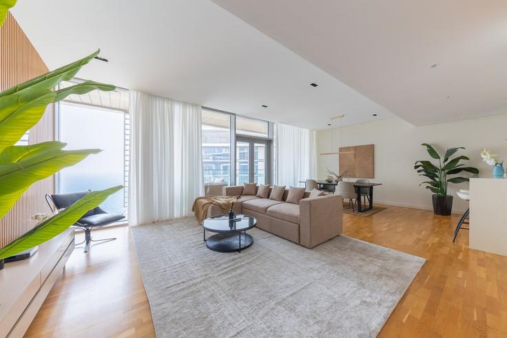 Building Tariaq Bedon Esm - welcome-home - 1506328 adresindeki bir dairede modern mobilyalarla zarif bir şekilde tasarlanmış oturma odası Marsa Dubai, Dubai