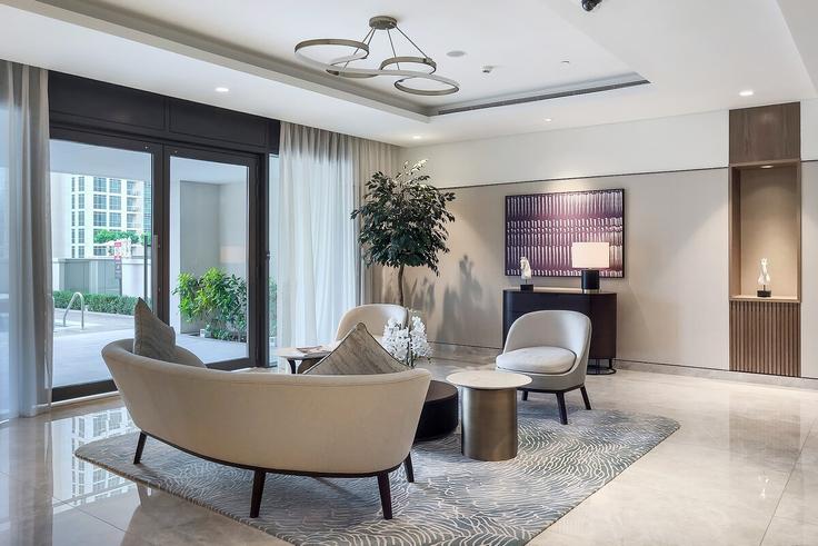 Elegant gestaltetes Wohnzimmer mit moderner Einrichtung in einer Wohnung im Building Tariaq Bedon Esm - welcome-home - 1506307 in Burj Khalifa, Dubai