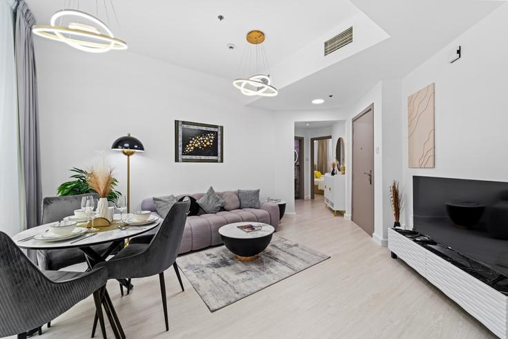 Salle de séjour élégante avec mobilier moderne dans un appartement à Building Cluster M - welcome-home - 1506306 à Al Thanyah Fifth, Dubai
