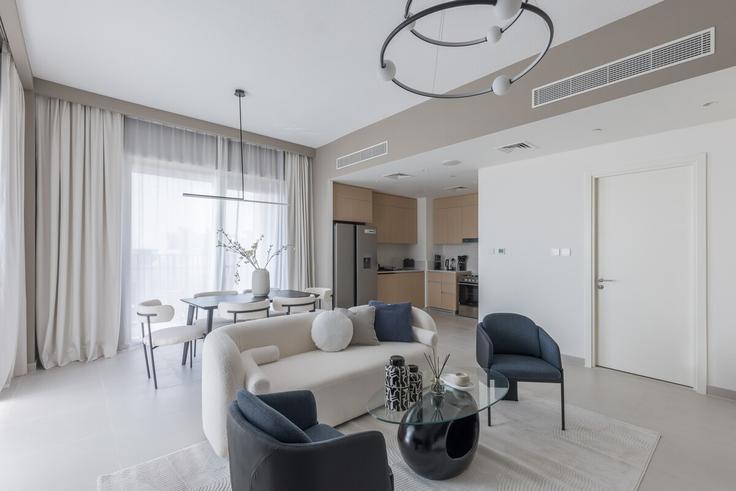 Sala de estar elegantemente projetada com móveis modernos em um apartamento no Building Tariaq Bedon Esm - welcome-home - 1506287 em Al Kheeran First, Dubai Sala de estar elegantemente projetada com móveis modernos em um apartamento no Building Tariaq Bedon Esm - welcome-home - 1506287 em Al Kheeran First, Dubai
