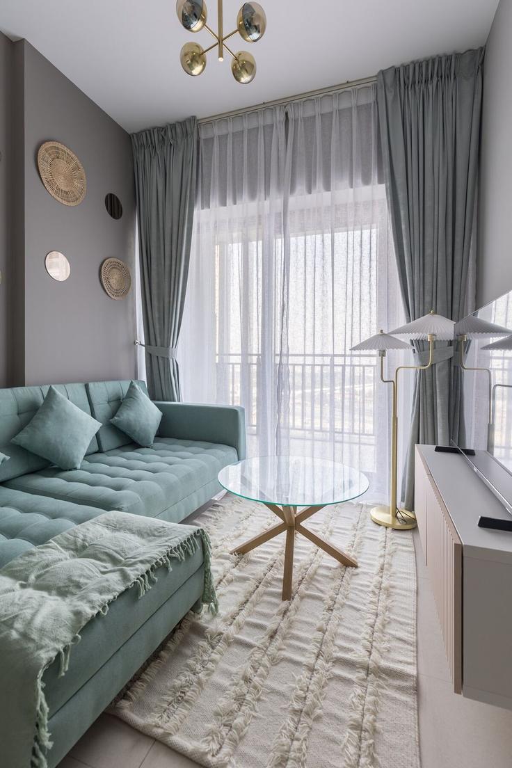 Dubai Business BayのBuilding Marasi Dr - welcome-home - 1506332のアパートメントにある、モダンな家具を備えたエレガントなデザインのリビングルーム