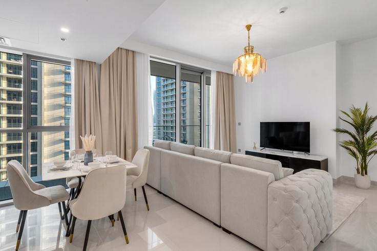 Dubai Marsa DubaiのBuilding Tariaq Bedon Esm - welcome-home - 1506327のアパートメントにある、モダンな家具を備えたエレガントなデザインのリビングルーム