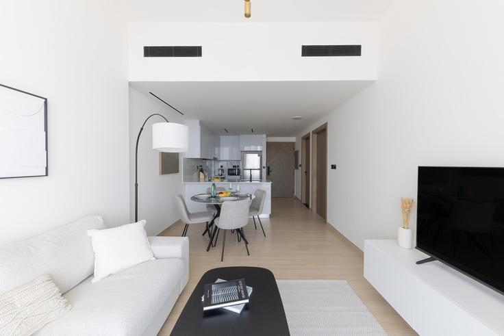 Elegante sala de estar con mobiliario moderno en un apartamento en Building Street 11 - welcome-home - 1506315 en Al Barsha South Fourth, Dubai Elegante sala de estar con mobiliario moderno en un apartamento en Building Street 11 - welcome-home - 1506315 en Al Barsha South Fourth, Dubai