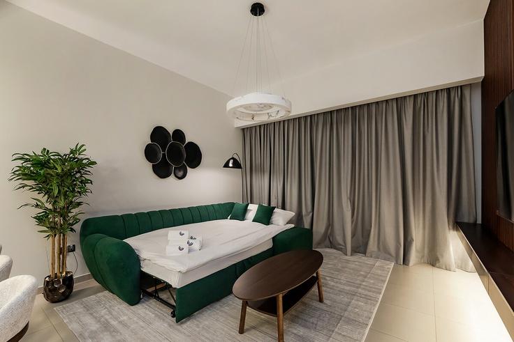 Elegante sala de estar con mobiliario moderno en un apartamento en Building Sheikh Mohammed bin Rashid Boulevard - welcome-home - 1506313 en Burj Khalifa, Dubai