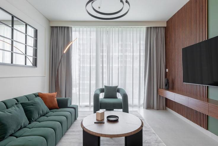Sala de estar elegantemente projetada com móveis modernos em um apartamento no Building Tariaq Bedon Esm - welcome-home - 1506298 em Marsa Dubai, Dubai