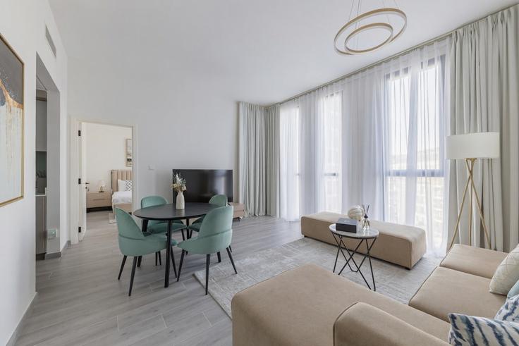 Elegant gestaltetes Wohnzimmer mit moderner Einrichtung in einer Wohnung im Building Tariaq Bedon Esm - welcome-home - 1506326 in Me'aisem First, Dubai
