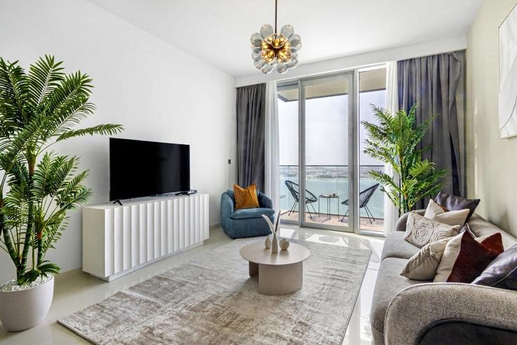 Sala de estar elegantemente projetada com móveis modernos em um apartamento no Building Tariaq Bedon Esm - welcome-home - 1506329 em Marsa Dubai, Dubai