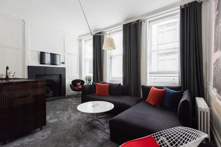 Building Lexington Street - welcome-london-ltd - 1511441 adresindeki bir dairede modern mobilyalarla zarif bir şekilde tasarlanmış oturma odası City of Westminster, London