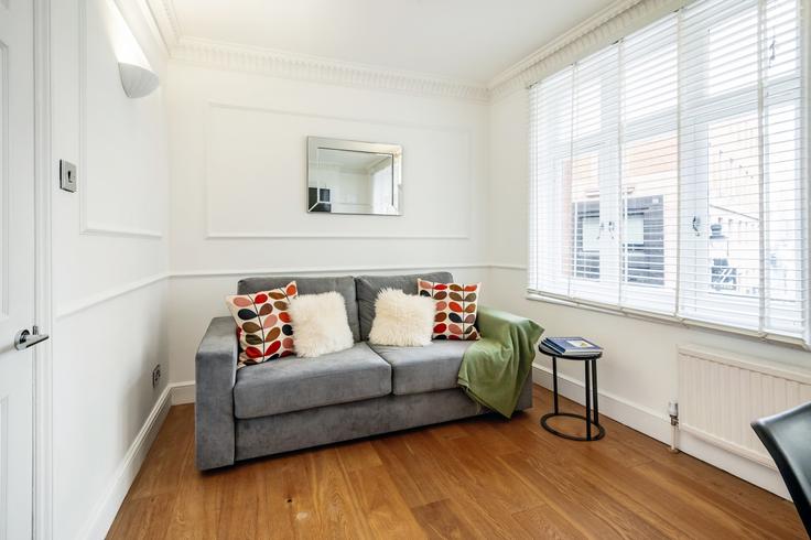 Building Bedfordbury - welcome-london-ltd - 1511442 adresindeki bir dairede modern mobilyalarla zarif bir şekilde tasarlanmış oturma odası City of Westminster, London