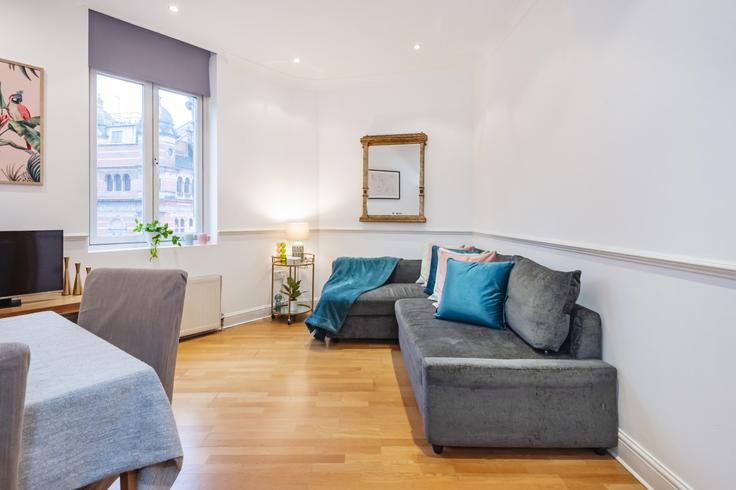 Salle de séjour élégante avec mobilier moderne dans un appartement à Building Cambridge Circus - welcome-london-ltd - 1511444 à City of Westminster, London