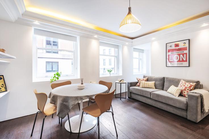 Building Bedfordbury - welcome-london-ltd - 1511446 adresindeki bir dairede modern mobilyalarla zarif bir şekilde tasarlanmış oturma odası City of Westminster, London
