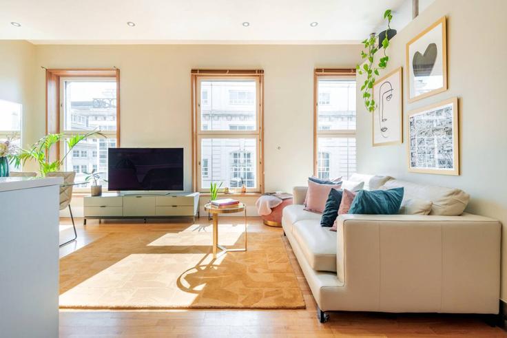 Salle de séjour élégante avec mobilier moderne dans un appartement à Building Haymarket - welcome-london-ltd - 1511447 à City of Westminster, London