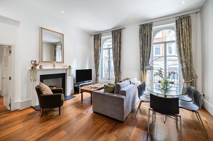 Elegante sala de estar con mobiliario moderno en un apartamento en Building Maddox Street - welcome-london-ltd - 1511448 en City of Westminster, London