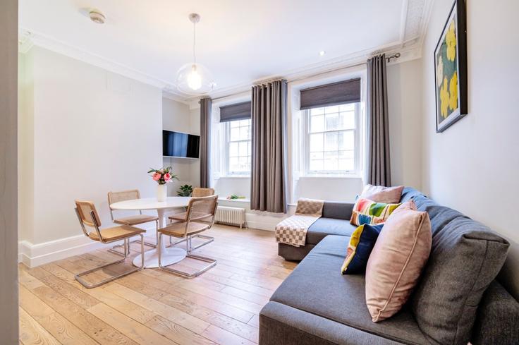 Elegante sala de estar con mobiliario moderno en un apartamento en Building Saint Martin's Lane - welcome-london-ltd - 1511449 en City of Westminster, London Elegante sala de estar con mobiliario moderno en un apartamento en Building Saint Martin's Lane - welcome-london-ltd - 1511449 en City of Westminster, London