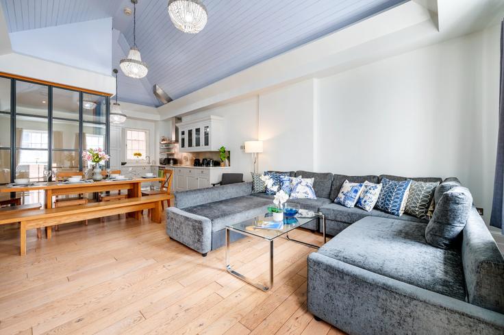Elegante sala de estar con mobiliario moderno en un apartamento en Building Saint Martin's Lane - welcome-london-ltd - 1511450 en City of Westminster, London Elegante sala de estar con mobiliario moderno en un apartamento en Building Saint Martin's Lane - welcome-london-ltd - 1511450 en City of Westminster, London