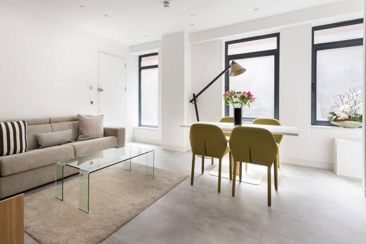 Elegant gestaltetes Wohnzimmer mit moderner Einrichtung in einer Wohnung im Building York Buildings - welcome-london-ltd - 1511451 in City of Westminster, London