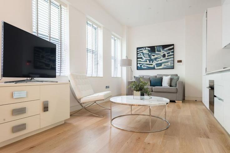 Sala de estar elegantemente projetada com móveis modernos em um apartamento no Building York Buildings - welcome-london-ltd - 1511454 em City of Westminster, London Sala de estar elegantemente projetada com móveis modernos em um apartamento no Building York Buildings - welcome-london-ltd - 1511454 em City of Westminster, London
