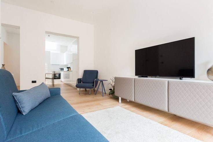 Sala de estar elegantemente projetada com móveis modernos em um apartamento no Building York Buildings - welcome-london-ltd - 1511456 em City of Westminster, London